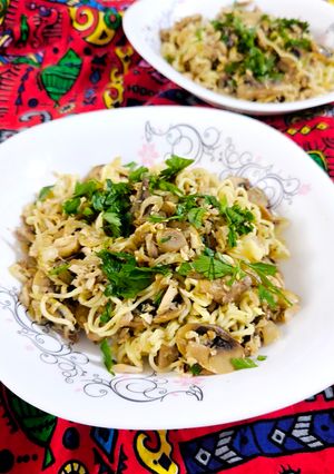 عکسی از دستور خوراک مرغ و قارچ با نودل (Chicken & Mushroom with noodles)