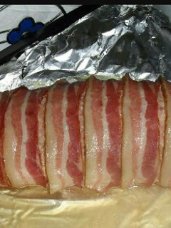Una foto de Carne molida rellena de amarillo envuelto en tocineta