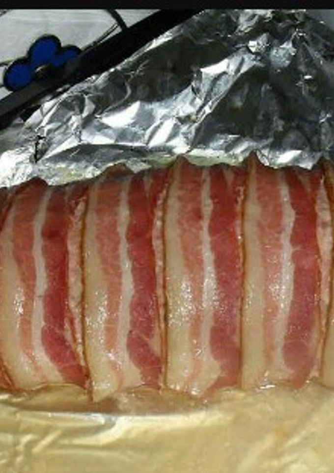 Una foto de Carne molida rellena de amarillo envuelto en tocineta