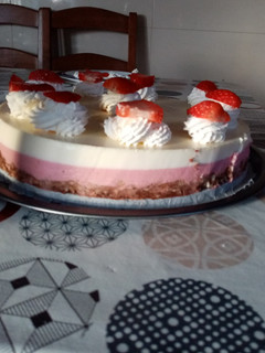 Una foto de Tarta de chocolate blanco y fresas