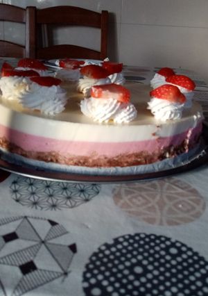 Una foto de Tarta de chocolate blanco y fresas