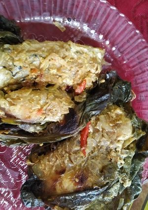 A picture of Katla fish in gourd leaves.