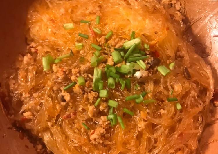 Sauteed Vermicelli with Ground pork (螞蟻上樹)