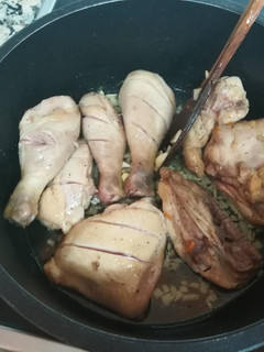 Una foto de Pollo troceado al ajillo con cerveza acompañado de patatas