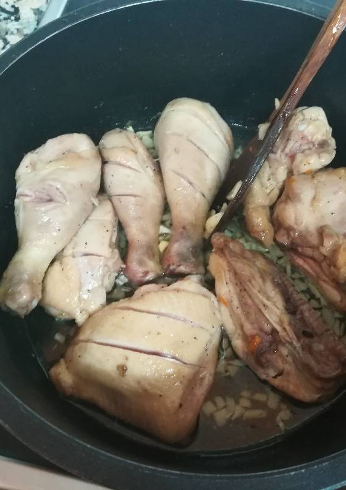 Una foto de Pollo troceado al ajillo con cerveza acompañado de patatas