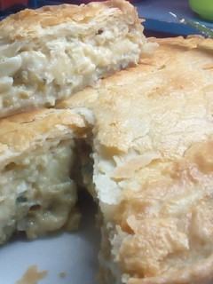 Una foto de Torta de cebolla de verdeo y queso de dambo