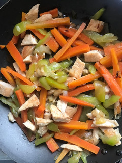 Una foto de Verduras con pollo