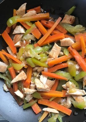 Una foto de Verduras con pollo