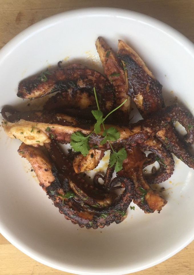 Una foto de Pulpo a la brasa con curry y cilantro