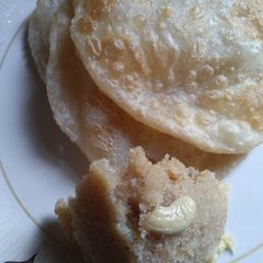 A picture of Halwa puri.