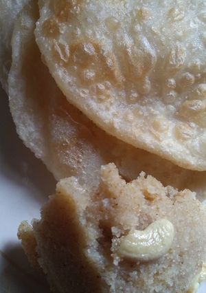 A picture of Halwa puri.