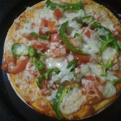 A picture of Tomato Capsicum Pizza.