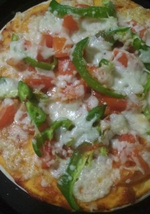 A picture of Tomato Capsicum Pizza.