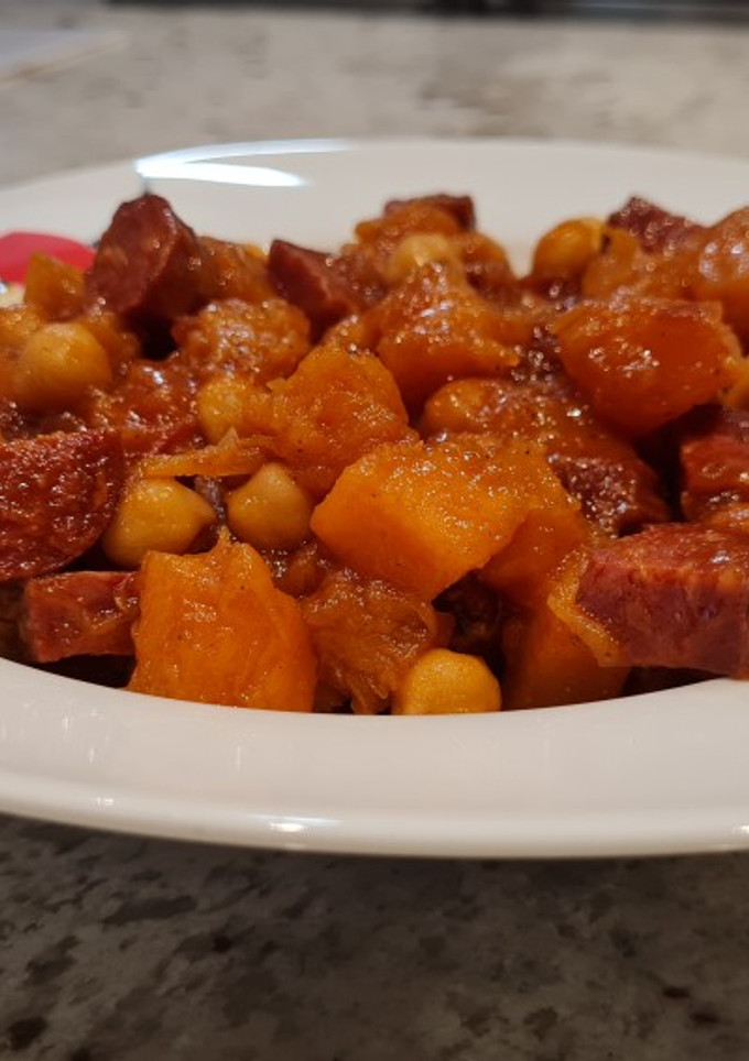 Una foto de Garbanzos con chorizo a la sidra y calabaza