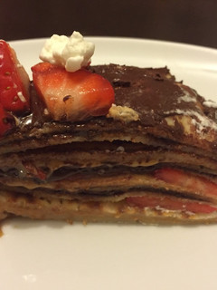 Una foto de Tarta de crepes rellena de fresas 😍