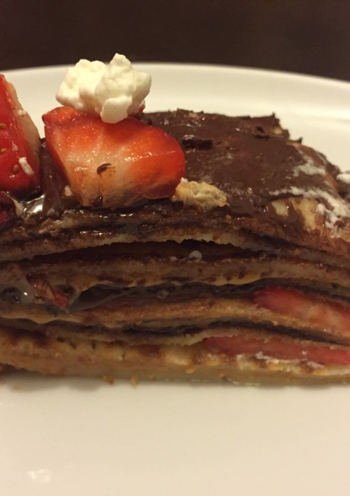 Una foto de Tarta de crepes rellena de fresas 😍