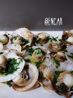 Una foto de Volandeiras con salsa verde