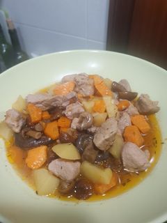 Una foto de Estofado de cerdo con patata, boniato y setas