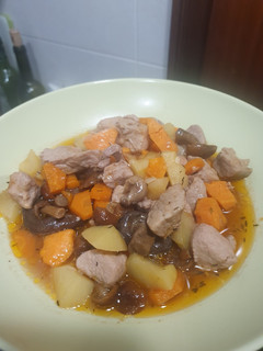 Una foto de Estofado de cerdo con patata, boniato y setas