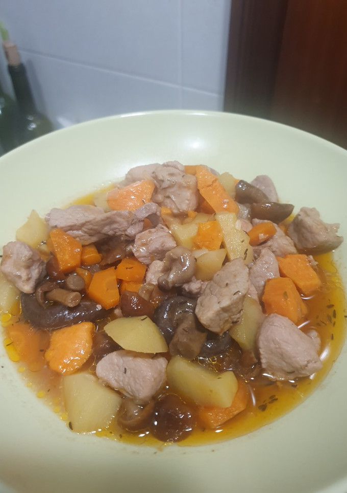 Una foto de Estofado de cerdo con patata, boniato y setas