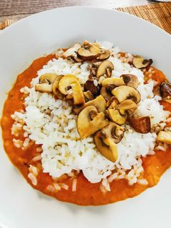 Una foto de Arroz entomatado con champiñones