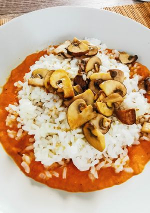 Una foto de Arroz entomatado con champiñones