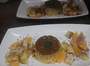 Una foto de Flan con plátano y mandarina