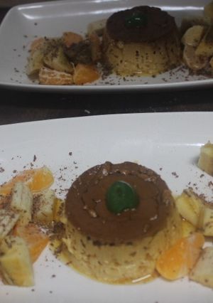 Una foto de Flan con plátano y mandarina
