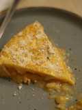 Tortilla de patatas cremosa, con cebolla y queso en polvo