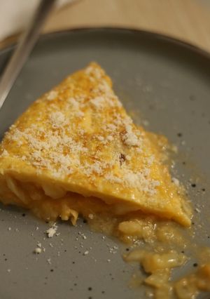 Una foto de Tortilla de patatas cremosa, con cebolla y queso en polvo