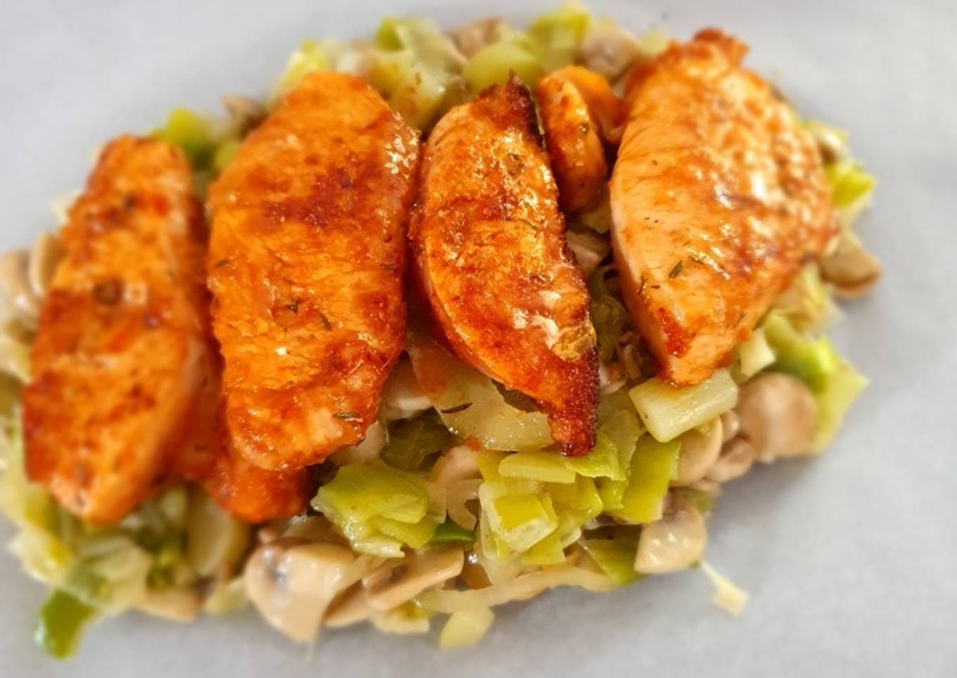 Papillotte dinde sur lit de poireaux et champignon