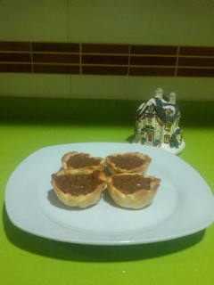 Una foto de Tartaletas de rulo de cabra y cebolla caramelizada