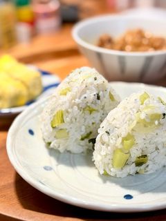 吻仔魚小松菜三角飯糰 的食譜成品照片