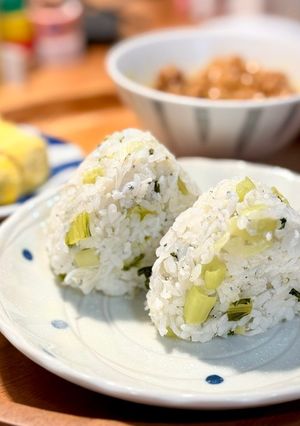 吻仔魚小松菜三角飯糰 的食譜成品照片