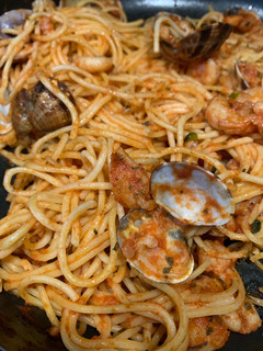 Una foto de Espaguetis con gambas y almejas🍝