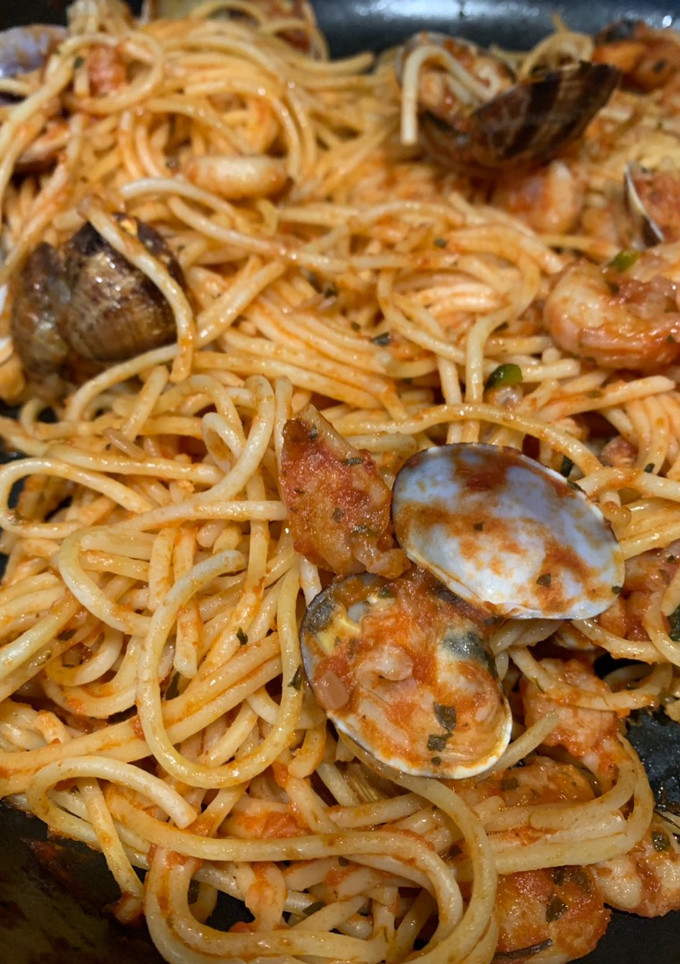 Una foto de Espaguetis con gambas y almejas🍝