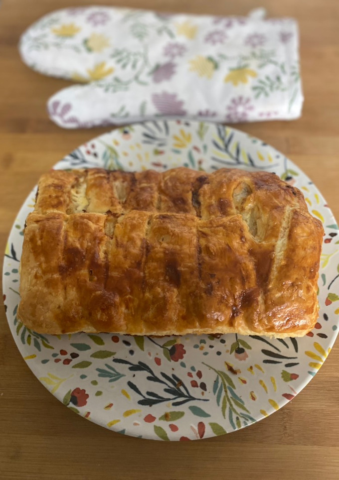 Una foto de Hojaldre de salmón y quesos