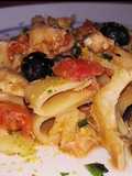 Paccheri con Baccalà, Pomodori, Capperi, Olive Nere e Pistacchio