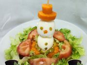 Una foto de ensalada huevo aceitunas
