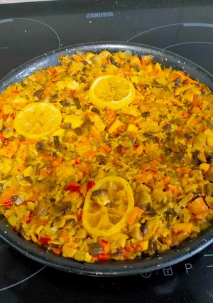 Una foto de Paella de arroz con rejo