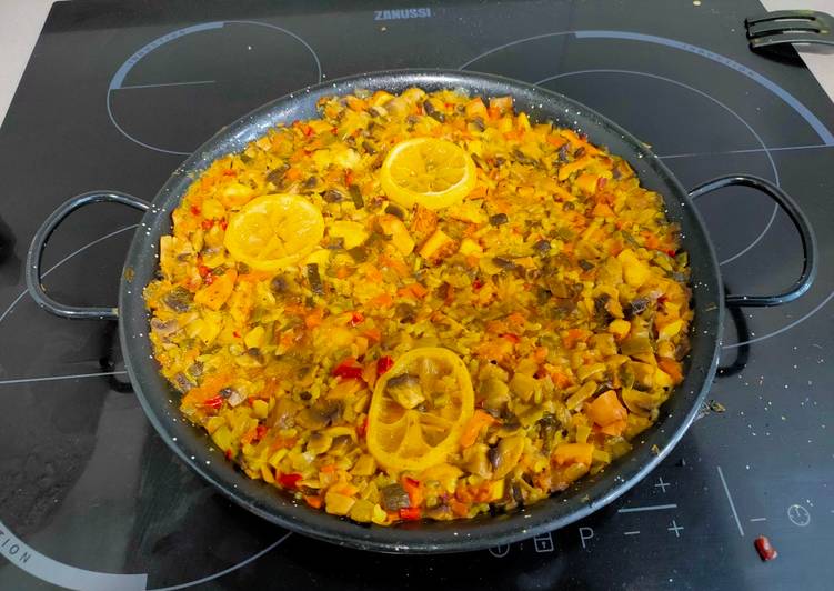 Paella de arroz con rejo