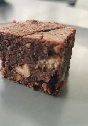 Une photo de Brownie chocolat et noisettes