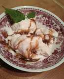 Helado casero cremoso de limón y fresas (sin nata, con heladera)