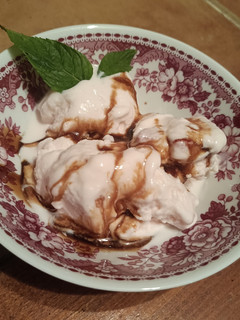 Una foto de Helado casero cremoso de limón y fresas (sin nata, con heladera)