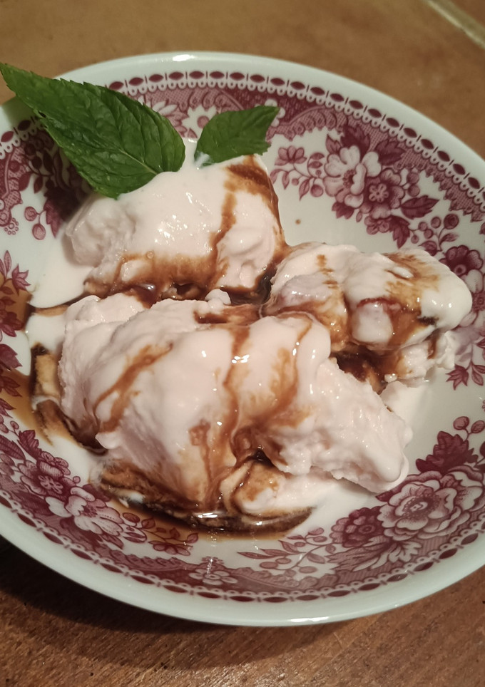 Una foto de Helado casero cremoso de limón y fresas (sin nata, con heladera)