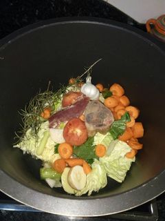 Una foto de Caldo casero de verduras y jamón serrano