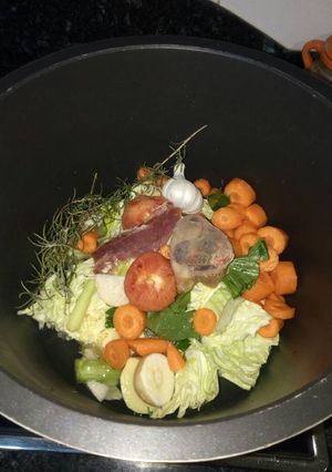 Una foto de Caldo casero de verduras y jamón serrano