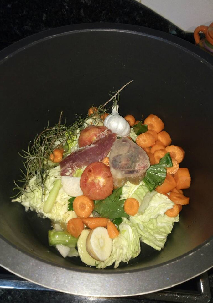 Una foto de Caldo casero de verduras y jamón serrano
