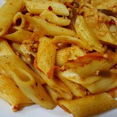 A picture of Chicken qeema and Vegetable Pasta.