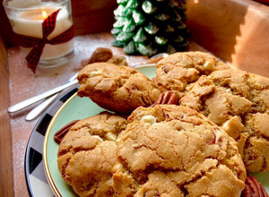 Una foto de Cookies con nueces pecanas y chips de chocolate blanco!!